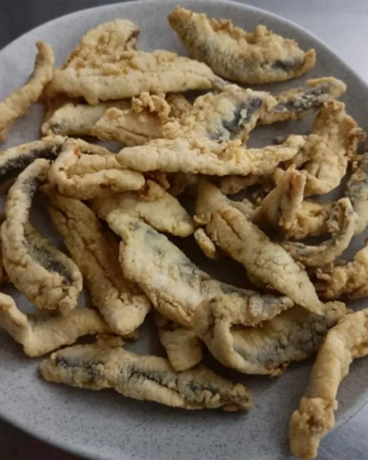 Lemon-fried anchovies